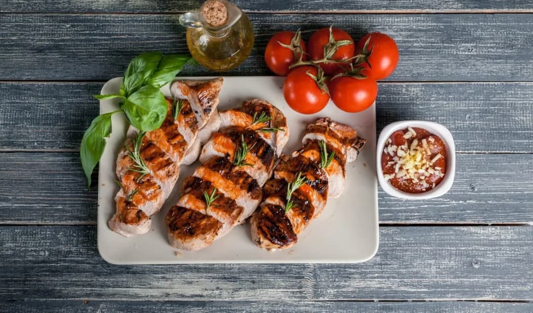 Ile kalorii ma filet z kurczaka? Sprawdź, jak to wpływa na dietę