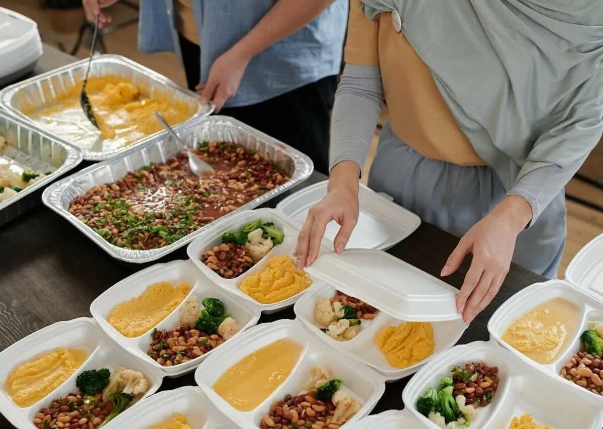 Jak wygląda praca w cateringu dietetycznym? Wyzwania i korzyści