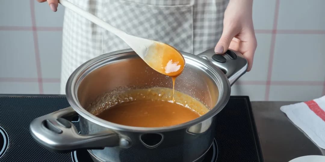 Jak zdrowo zagęścić dietetyczny sos bez mąki i kalorii