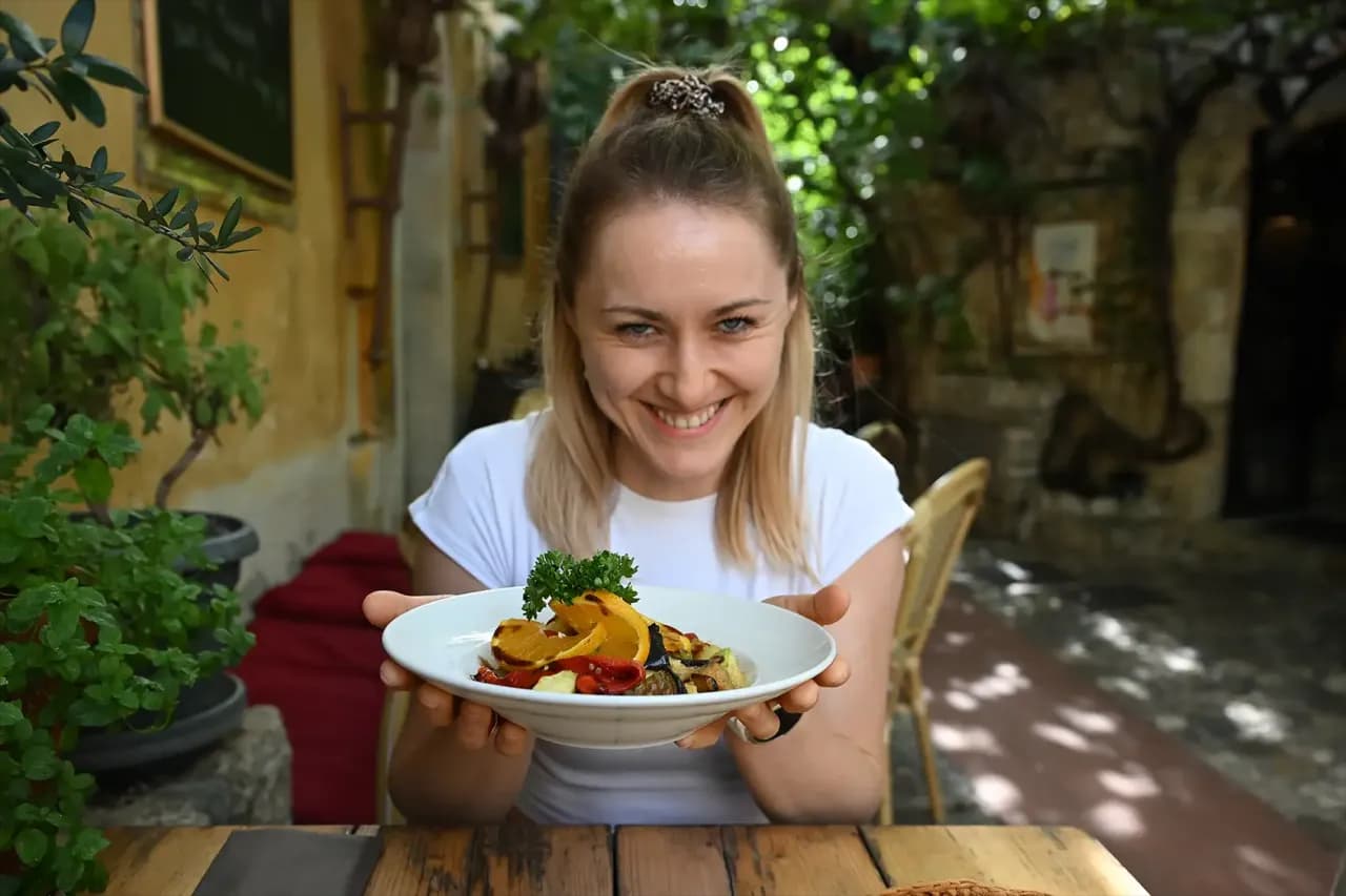 Czy jedzenie w nocy tuczy? Odkryj prawdę o przybieraniu na wadze