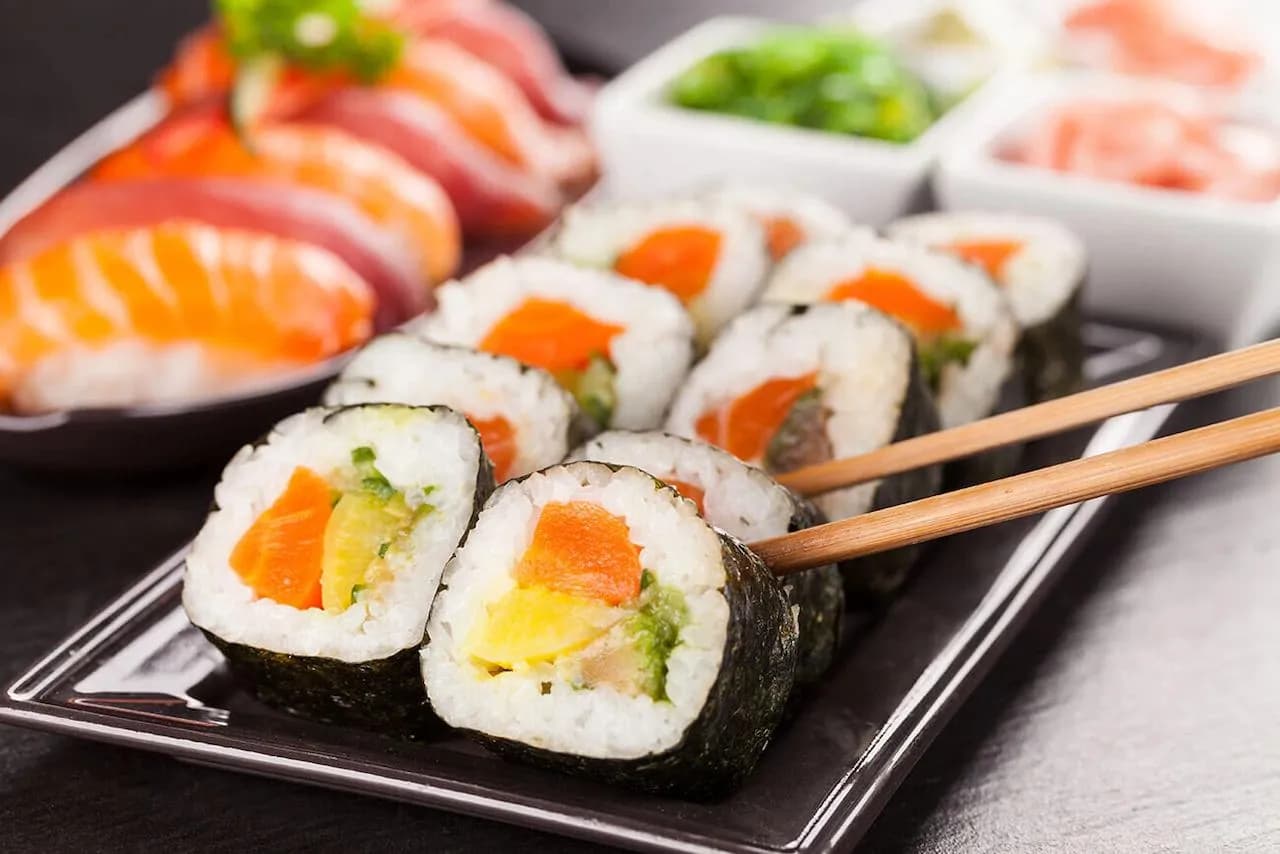Ile kalorii ma sushi z biedronki? Zaskakujące wartości odżywcze!
