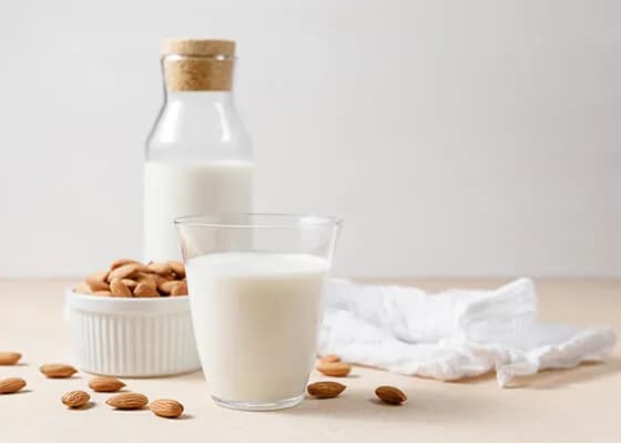 Mleko roślinne dla niemowląt od kiedy? Ważne zasady wprowadzania