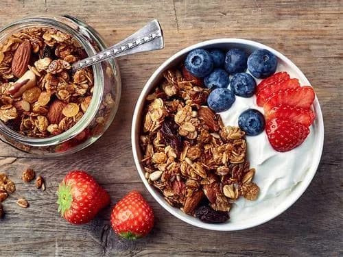 Czy granola jest dietetyczna? Sprawdź, co kryje się w jej składzie