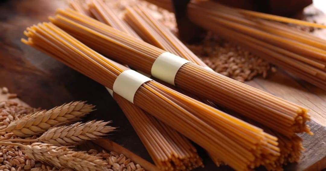 Czy makaron pełnoziarnisty tuczy? Odkryj prawdę o kaloriach